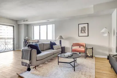Image de Sunlit Pentagon City 2br w/ W/D & Gym, nr Metro, by Blueground