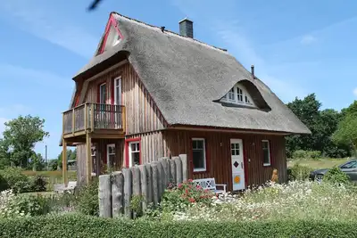 Image de Liebevoll Eingerichtetes Reetdachhaus \"uhlenhorst\" mit Terrasse und Boddenblick