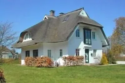 Image de First floor apartment Boddenbiene \"Wildbiene\" in a thatched house for max. 4 pers.