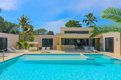 5bd guest-friendly villa with private pool, shuttle bus, Bbq/internet/cable Tv