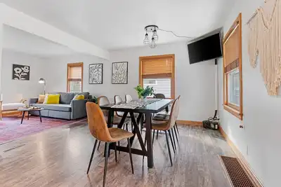 Image de 0. 7 miles from Lambeau and Resch center! 15-minute walk.