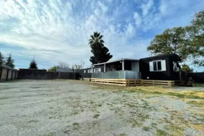 Nifty Trailer with Spacious Parking