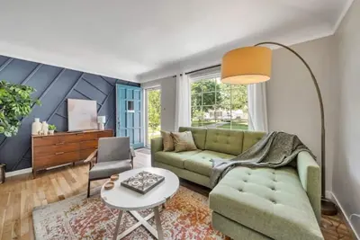 Image de ★Entertainment & Game Room w/ Bar★ Cheerful Royal Oak Bungalow w/ 2 Full Baths