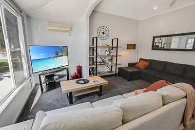 Image de Beach and Lakes Cottage A - Located 300m from the footbridge to 90-mile beach
