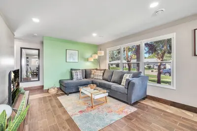 Image de ★Minimalistic and Stylish Ranch w/ Privacy Fence & No Stairs★ Metro Detroit