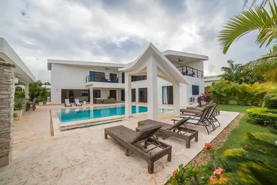 Fully-loaded luxury villa with private pool, guest-friendly, free taxi!