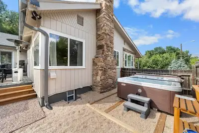 Image de Canyon Retreat! 3min to Broadmoor. Hot Tub!