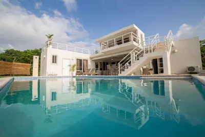 3bd guest-friendly villa, pool\/waterpark\/WiFi\/cable Tv\/tennis\/restaurant!