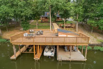 Image de Lakefront Home w/ Guest House, Tiki bar, Dock, Pet friendly, Kayaks, Peddle boats