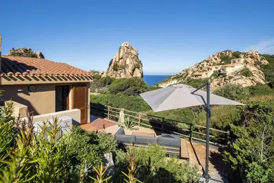 Image de Romantic cottage nestled in the rocks
