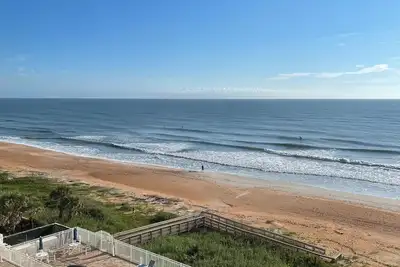 Image de Newly remodeled 1200 sq. ft. with beautiful beachside ocean view!
