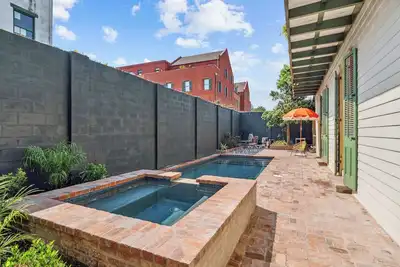 Image de Rustic Industrial Home w heated Pool\/Hot Tub, Steps to Fq