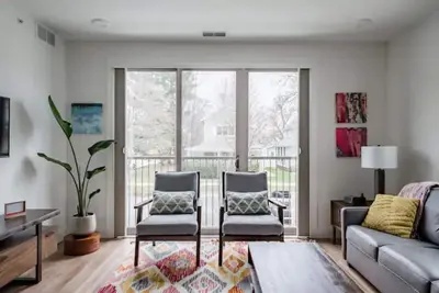 Image de Light-Filled South-Facing Downtown Traverse City Condo
