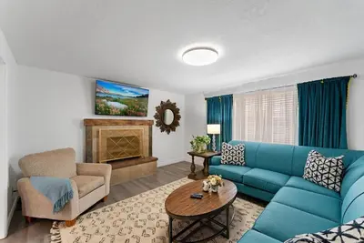 Image de Terrific 6 Bedrooms & 3 Baths. Waffles & Pets too!