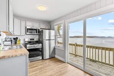 Image de Beach House · Beautiful Beachfront House, Close to Burlington!