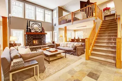 Image de Luxury 5br Home:Sleeps 10 Comfortably, Hot Tub, Free Parking, Patio+Bbq-5 minutes to Village!