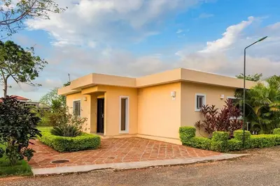 Gated luxury resort with waterpark/tennis/restaurant/mini-golf/free shuttle bus!