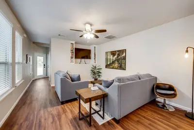 Image de Spacious & Comfortable Home with Garage