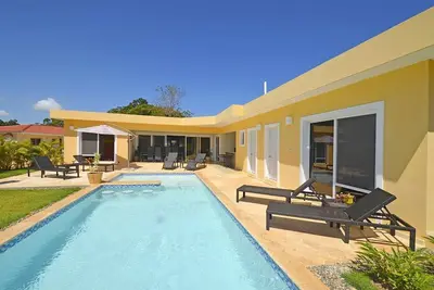 A villa, a beer and 3 chicas