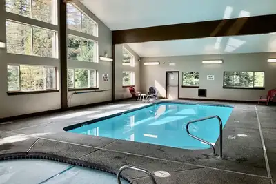Image de Mt Spokane updated Ski Condo WiFi, Pool & Hot Tub~sleeps 4~hike, bike, explore