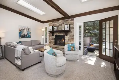 Image de Gorgeous Renovated Condo, Private Hot Tub, on Bus Route