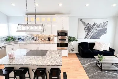 Image de Entire Home In The Center Of West Valley, Close To Restaurants, Shopping Stores!