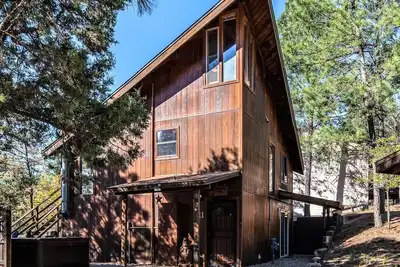 Image de Northern Star - Unique Cabin, Hot Tub, Pets okay, close to Skiing, Track, Casino