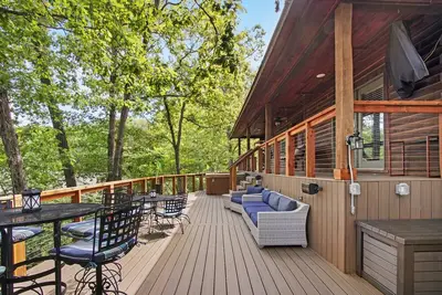 Image de Upgraded Cabin + Guest house on the lake! *hot tub*