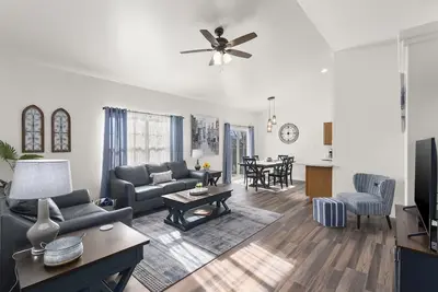 Image de Close to Parks, shopping, hospitals and more in a quiet neighborhood