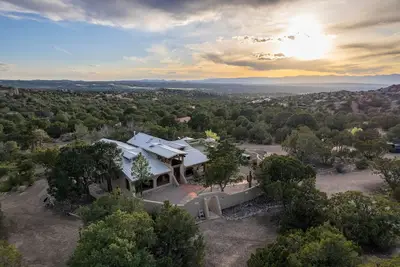 Image de Unique Spacious 5br/4ba retreat on 5 acres in scenic foothills of Tesuque