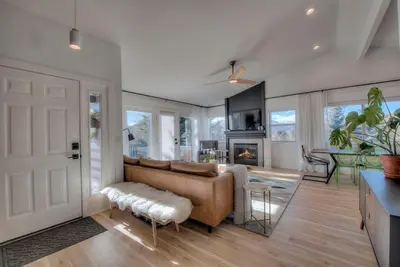 Image de Instaworthy home, hot tub! 20 mins to Breck! Across from Lake Dillon &concerts!
