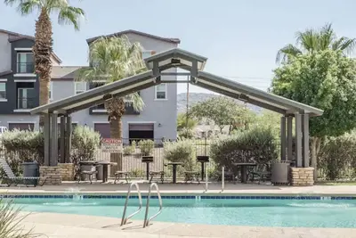 Image de Sports fans & Foodies King with Balcony, Queen, pool minutes to Golf & Airport