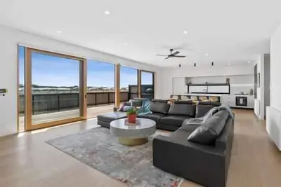 Image de Reflections at Lonsdale