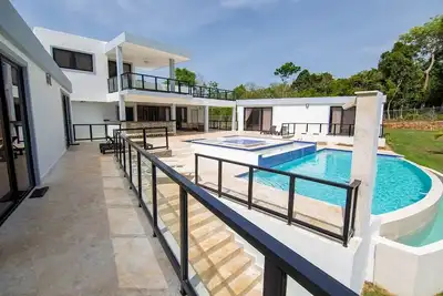 Guest-friendly villa, private pool, 5bd/5bt, shuttle bus, Bbq/internet/cable Tv