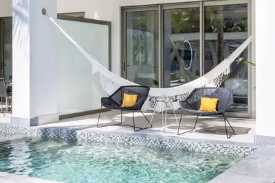 Image de Luxurious Junior Suite Swim Up right on the beach of Cancun!