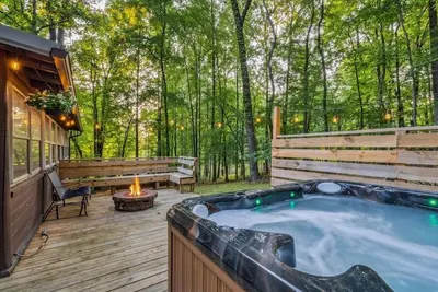 Image de Cozy Bear-Themed Mountain Cabin in Harpers Ferry with Relaxing Jacuzzi Hot Tub