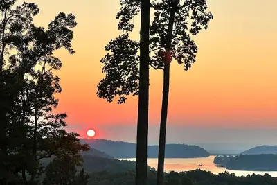 Image de Amazing Sunset View 4 berm, 3. 5 bath, spa, fire pit, overlooking Carter's Lake