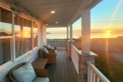 Beachfront w/ Hot Tub, Sauna, Pool, Fire pits, Grill & Panoramic Views