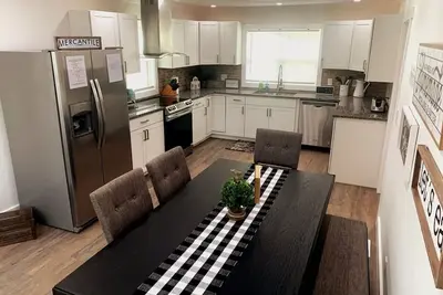 Image de 4936 Cincinnati Dayton Road · Remodeled Farm House with Plenty of Charm