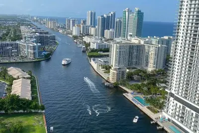 Image de Unique Studio Apt w/2 Queen Beds Beach and Pool Canal View