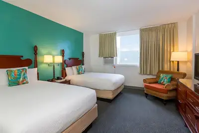 Great Location! 4 Comfortable Units, Onsite Pool, Pets Allowed