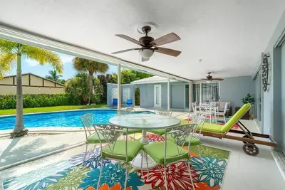 Image de 4 Bedroom Pool Home - Walk to the Beach!