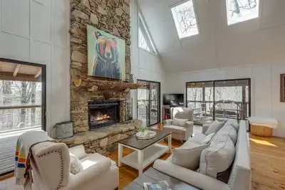 Image de Bear Necessities | Private Wooded Retreat with Hot Tub, Pool Table & Ping Pong Table