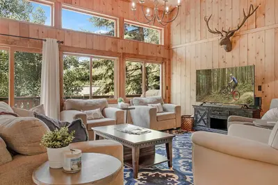 Image de Pet Friendly! Private Hot Tub, 2 Living Rooms + Kitchen, Kitchenette, & Outdoor Dining