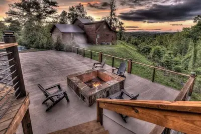 Image de Log-Off Lodge - Pet Friendly | Outdoor Fireplace | Hot Tub