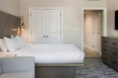 Image de 15 minutes from Universal Orlando. Family size townhome and balcony.