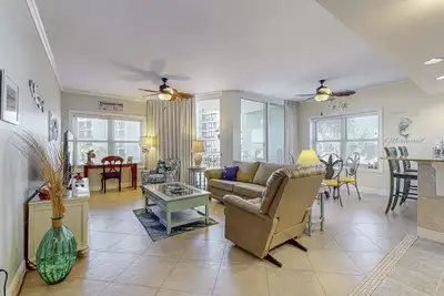 Image de Spacious 2nd-floor condo on Okaloosa Island with Gulf-front pool & fitness room