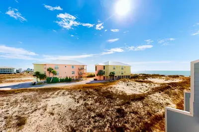 Image de Dog-friendly townhome with Gulf views, balconies, pool, W/D, & Ac - snowbirds Ok