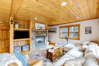 Image de Dog-friendly Sunday River retreat with hot tub, large yard, grill, washer/dryer