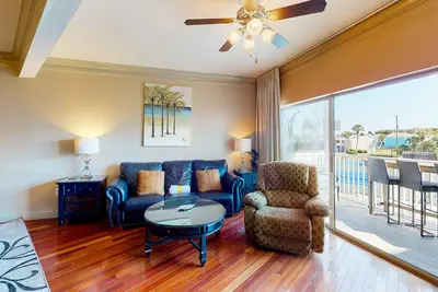 Image de 3-story townhome with decks, pool & gated beach access